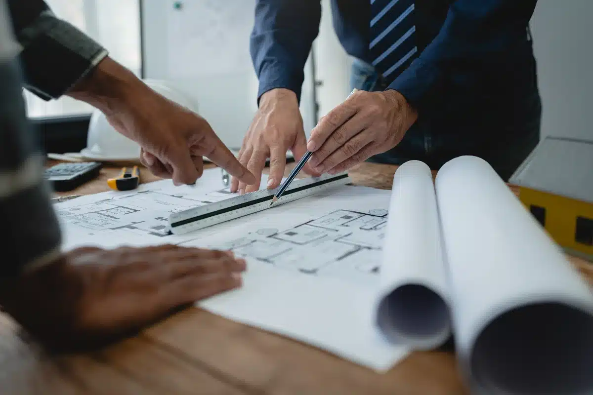 deux architectes préparant une vente en bloc deux architectes préparant une vente en bloc