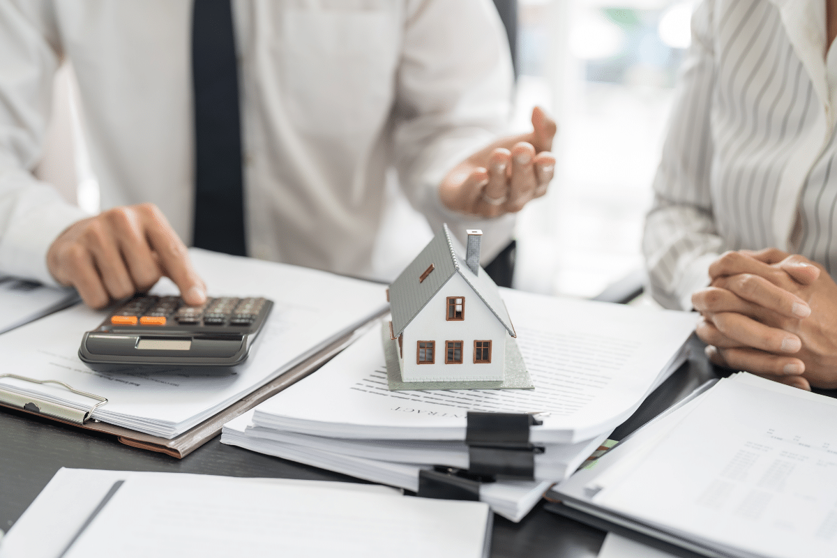 scpi ou opci Une femme et un homme d'affaires analysent quel investissement immobilier leur convient le mieux : SCPI ou OPCI
