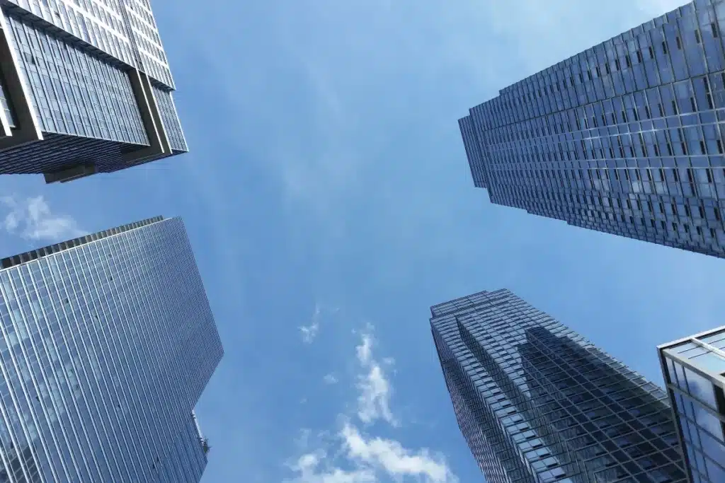 Vue en contre-plongée d'immeubles