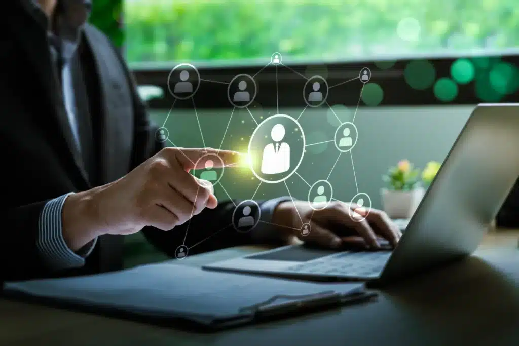 Illustration d’un professionnel analysant un réseau numérique symbolisant la gestion patrimoniale, la succession et les avantages fiscaux liés au déficit foncier