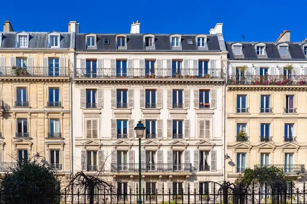Façades d’immeubles haussmanniens à Paris
