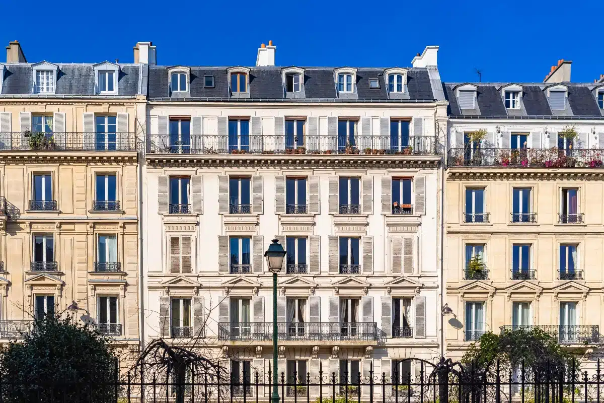 Façades d’immeubles haussmanniens à Paris