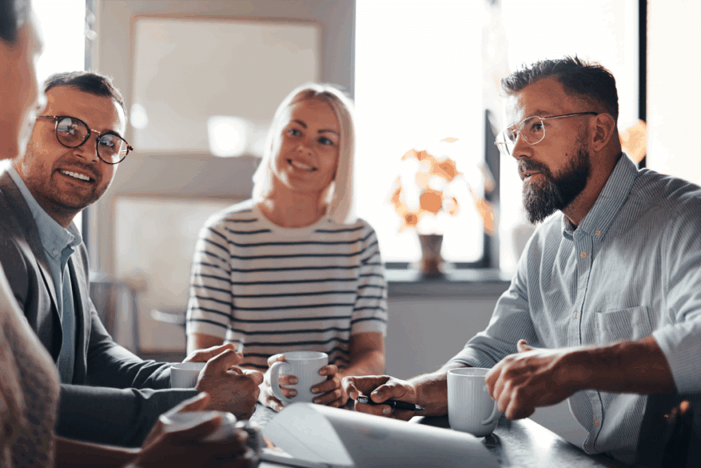 Une famille réunie pour examiner des documents relatifs à une sci familiale