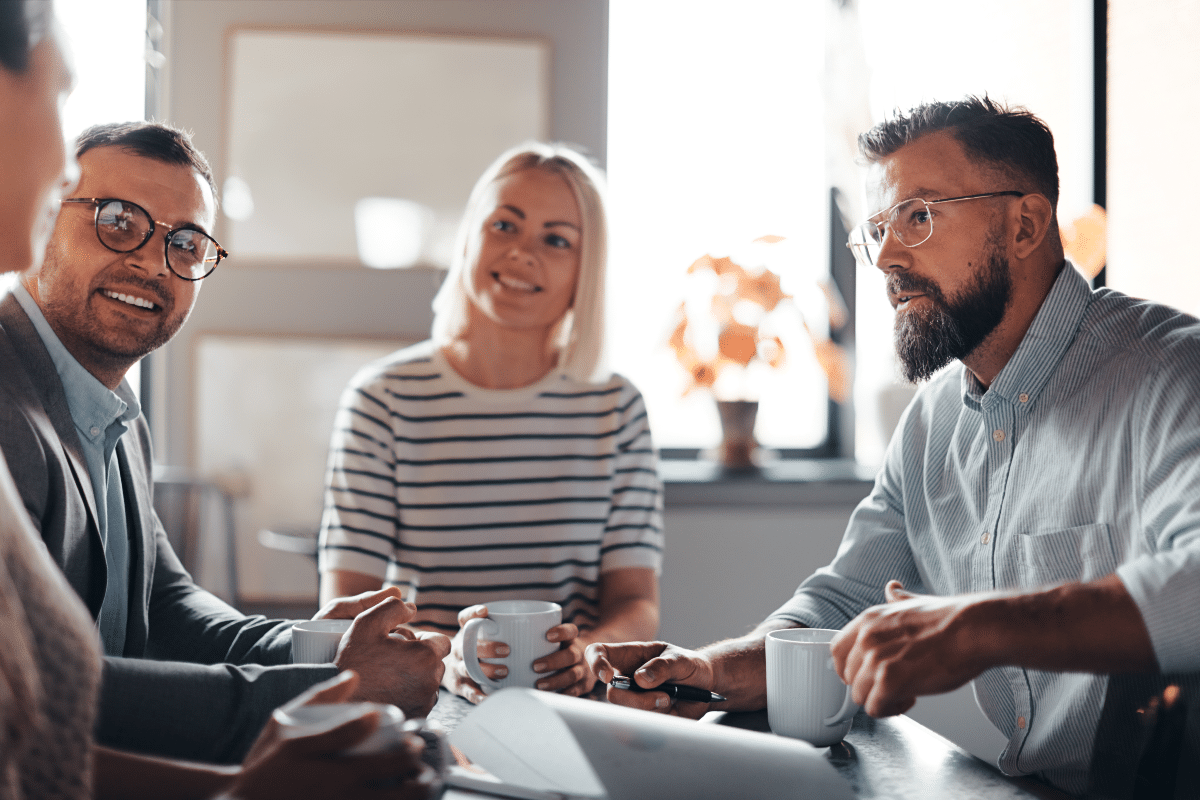 Une famille réunie pour examiner des documents relatifs à une sci familiale